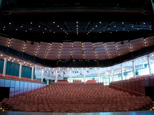 PaderHalle, Innenansicht Saal Großer moderner Veranstaltungssaal mit abgestuften Sitzreihen und hellem Deckenlicht in der PaderHalle.