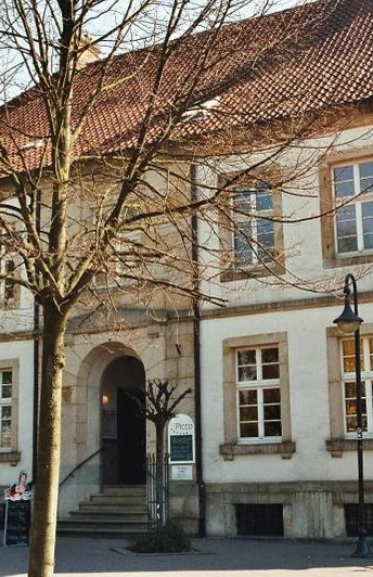 Mairie Historisches Gebäude mit rotem Ziegeldach, klassischer Fassade und mehreren rechteckigen Fenstern.