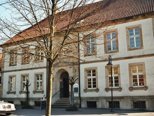 Mairie Historisches Gebäude mit rotem Ziegeldach, klassischer Fassade und mehreren rechteckigen Fenstern.