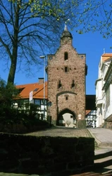 Niedertor in Blomberg Historisches Stadttor aus rotem Sandstein mit Rundbogen in Blomberg, umgeben von Fachwerkhäusern.