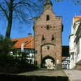Niedertor in Blomberg Historisches Stadttor aus rotem Sandstein mit Rundbogen in Blomberg, umgeben von Fachwerkhäusern.