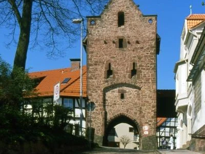 Niedertor in Blomberg Historisches Stadttor aus rotem Sandstein mit Rundbogen in Blomberg, umgeben von Fachwerkhäusern.