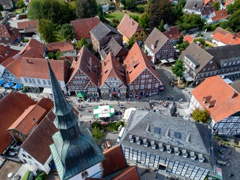 Luftansicht Historischer Stadtkern Luftaufnahme von historischen Fachwerkhäusern einer charmanten Altstadt mit Menschen auf der Straße.