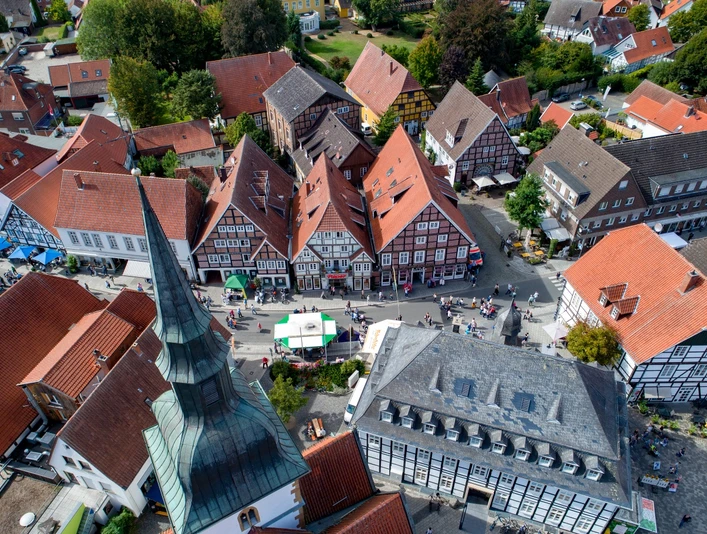 Luftansicht Historischer Stadtkern Luftaufnahme von historischen Fachwerkhäusern einer charmanten Altstadt mit Menschen auf der Straße.