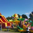 Immer wieder eine gelungene Veranstaltung: Das Hüpfburgenfest Kinder und Erwachsene genießen eine bunte Hüpfburg-Anlage mit Tiermotiven bei sonnigem Wetter.