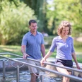 Kneipp-Pfad im Erlebnis- & Gesundheitspark Bad Salzuflen Ein Paar genießt den Kneipp-Pfad und taucht barfuß in das erfrischende Wasserbecken ein.
