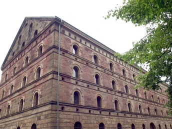 Das Bild zeigt das Proviantmagazin von Außen.