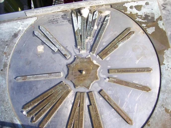 Metallischer Richtungsweiser auf dem Luisenturm, zeigt verschiedene Ziele und Entfernungen in der Umgebung.