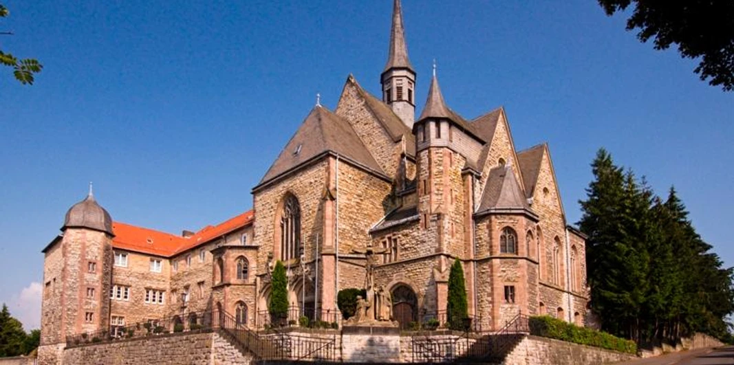 Syrisch-orthodoxes Kloster St. Jakob von Sarug Das Syrisch-orthodoxe Kloster St. Jakob von Sarug beeindruckt mit gotischem Baustil und ruhiger Lage.