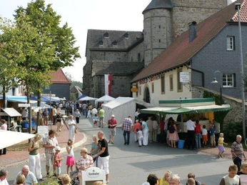 Stiftsmarkt an der Kirche in Neuenheerse, Bad Driburg.