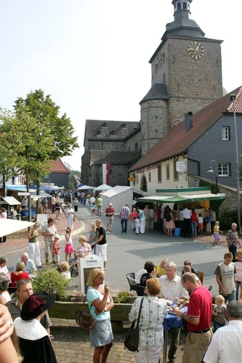 Stiftsmarkt in Neuenheerse, Bad Driburg Stiftsmarkt an der Kirche in Neuenheerse, Bad Driburg.