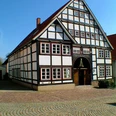 Fachwerkhaus der Bücherei Blomberg mit markantem Satteldach und gepflastertem Vorplatz.