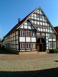 Bücherei Blomberg Fachwerkhaus der Bücherei Blomberg mit markantem Satteldach und gepflastertem Vorplatz.