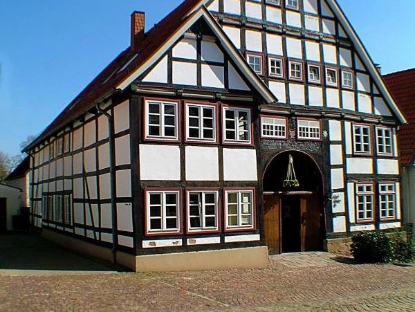 Bücherei Blomberg Fachwerkhaus der Bücherei Blomberg mit markantem Satteldach und gepflastertem Vorplatz.