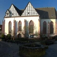 Klosterkirche Blomberg Klosterkirche Blomberg mit gotischen Fenstern, Fachwerk und einem Brunnen im Vordergrund bei klarem Himmel.