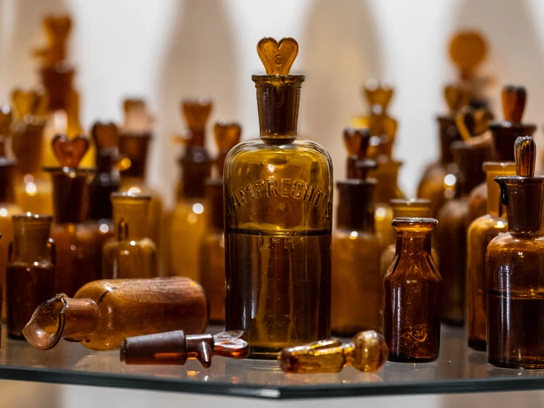 Tropfenzähler aus der Marienhütte Tropfenzähler in unterschiedlichen Größen im Glasmuseum Gnarrenburg