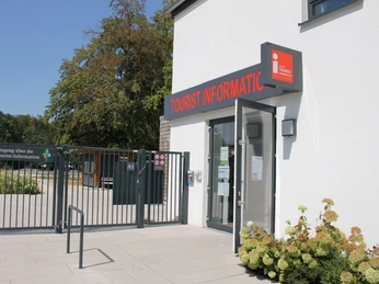 bad-lippspringe-tourist-information-stadt-bad-lippspringe Tourist-Information in Bad Lippspringe mit moderner Architektur und barrierefreiem Eingang.