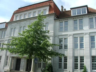 Das Kulturzentrum Technikum besticht mit seiner klassizistischen Fassade und roten Dachelementen.