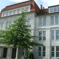 Das Kulturzentrum Technikum besticht mit seiner klassizistischen Fassade und roten Dachelementen.