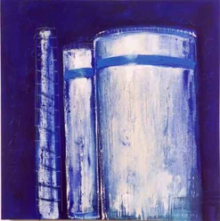 Zuckerfabrik Drei hohe silberne Silos und ein langer Schornstein gegen einen tiefblauen Hintergrund.