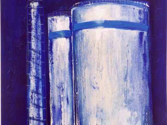 Zuckerfabrik Drei hohe silberne Silos und ein langer Schornstein gegen einen tiefblauen Hintergrund.