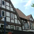 Giebel Ackerbürgerhaus Lange Str. 64 Fachwerkhaus mit aufwendigen Verzierungen, Schrägdach und historischen Fenstern unter blauem Himmel.