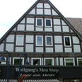 Ackerbürgerhaus Lange Str. 64 Fachwerkgebäude mit schwarz-weißer Fassade und drei Dachfenstern, beherbergt "Wolfgang's Men Shop".
