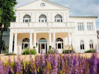 Staatsbad Salzuflen - Leopoldbad Historische Fassade des Leopoldbades im Staatsbad Salzuflen mit blühendem Lavendel im Vordergrund.