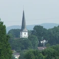 Dorfkirche Heiden Die Dorfkirche Heiden mit ihrem spitzem Turm ist von üppigem Grün umgeben und durch Bäume eingebettet.