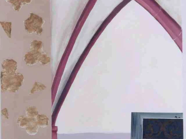 Moderne Malerei der Marktkirche präsentiert Bögen und Ornamente in Erdtönen und sanftem Rosa.
