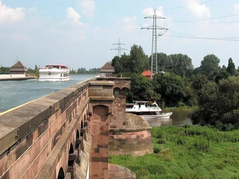 Minden - Doppel-Wasserstraßenkreuz Mi Das Bild zeigt das größte Doppel-Wasserstraßenkreuz der Welt.
