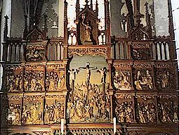 Das Bild zeigt ein reich verziertes Altarbild der St. Dionysius-Kirche in Preußisch Oldendorf.