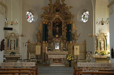 Kirche St. Vitus - innen - Barockes Kircheninterieur mit prächtigem Altar, Seitenaltären, Statuen und bunten Glasfenstern.