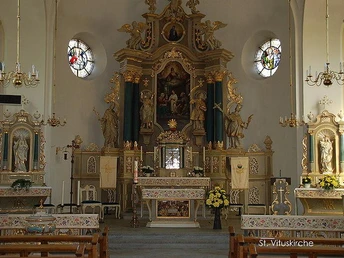 Kirche St. Vitus - innen - Barockes Kircheninterieur mit prächtigem Altar, Seitenaltären, Statuen und bunten Glasfenstern.