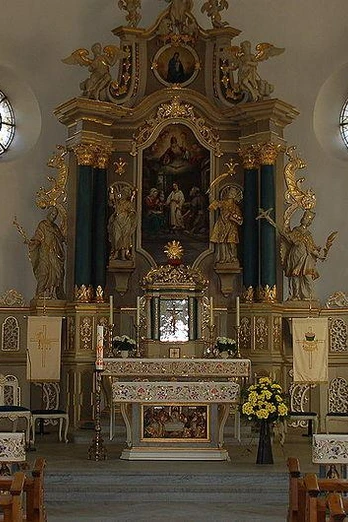 Kirche St. Vitus - innen - Barockes Kircheninterieur mit prächtigem Altar, Seitenaltären, Statuen und bunten Glasfenstern.