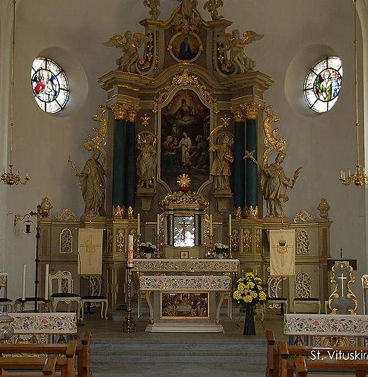 Kirche St. Vitus - innen - Barockes Kircheninterieur mit prächtigem Altar, Seitenaltären, Statuen und bunten Glasfenstern.