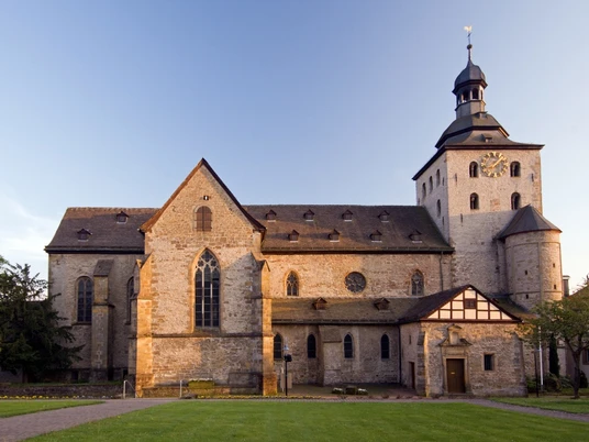 Eggeedom Neuenheerse Romanische Kirche Eggeedom Neuenheerse mit markantem Turm, umgeben von grünem Rasen und Bäumen.