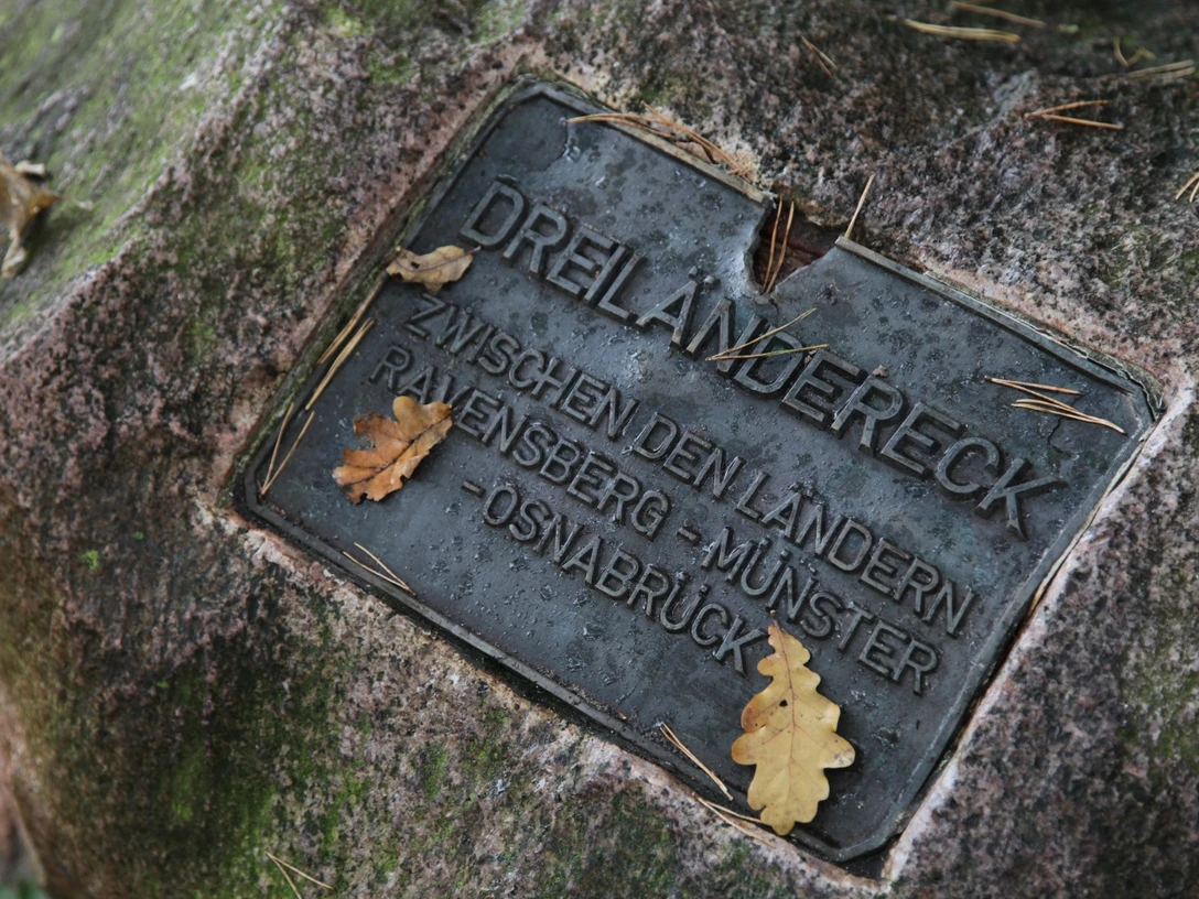 Steinplatte markiert das Dreiländereck zwischen Ravensberg, Münster und Osnabrück mit Eichenblättern.