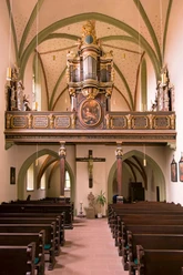 Ehemalige Klosterkirche St. Simon und Juda, Warburg-Wormeln Innenraum der ehemaligen Klosterkirche mit prächtiger Orgel auf der Empore und schlichten Kirchenbänken.