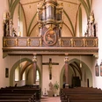 Ehemalige Klosterkirche St. Simon und Juda, Warburg-Wormeln Innenraum der ehemaligen Klosterkirche mit prächtiger Orgel auf der Empore und schlichten Kirchenbänken.