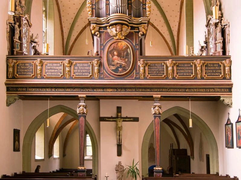 Ehemalige Klosterkirche St. Simon und Juda, Warburg-Wormeln Innenraum der ehemaligen Klosterkirche mit prächtiger Orgel auf der Empore und schlichten Kirchenbänken.
