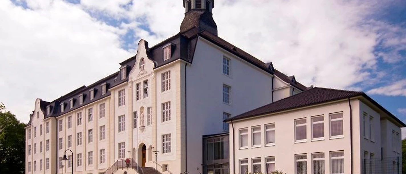 Historisches Steyler Missionshaus mit beeindruckender Fassade und markantem Glockenturm in Bad Driburg.