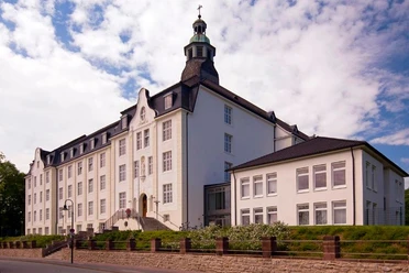 Ehemaliges Steyler Missionshaus St. Xaver, Bad Driburg Historisches Steyler Missionshaus mit beeindruckender Fassade und markantem Glockenturm in Bad Driburg.