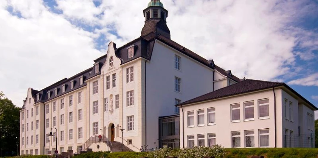 Ehemaliges Steyler Missionshaus St. Xaver, Bad Driburg Historisches Steyler Missionshaus mit beeindruckender Fassade und markantem Glockenturm in Bad Driburg.