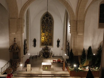 Innenraum Benediktinerinnenkloster Beeindruckender Kirchenraum mit hohen Gewölben, kunstvoll bemalten Glasfenstern und historischen Altären.