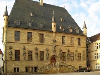 Rathaus Osnabrück Historisches Rathaus in Osnabrück mit Renaissancefassade, steinernen Figuren und markanten Türmchen.