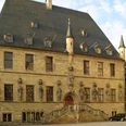 Rathaus Osnabrück Historisches Rathaus in Osnabrück mit Renaissancefassade, steinernen Figuren und markanten Türmchen.