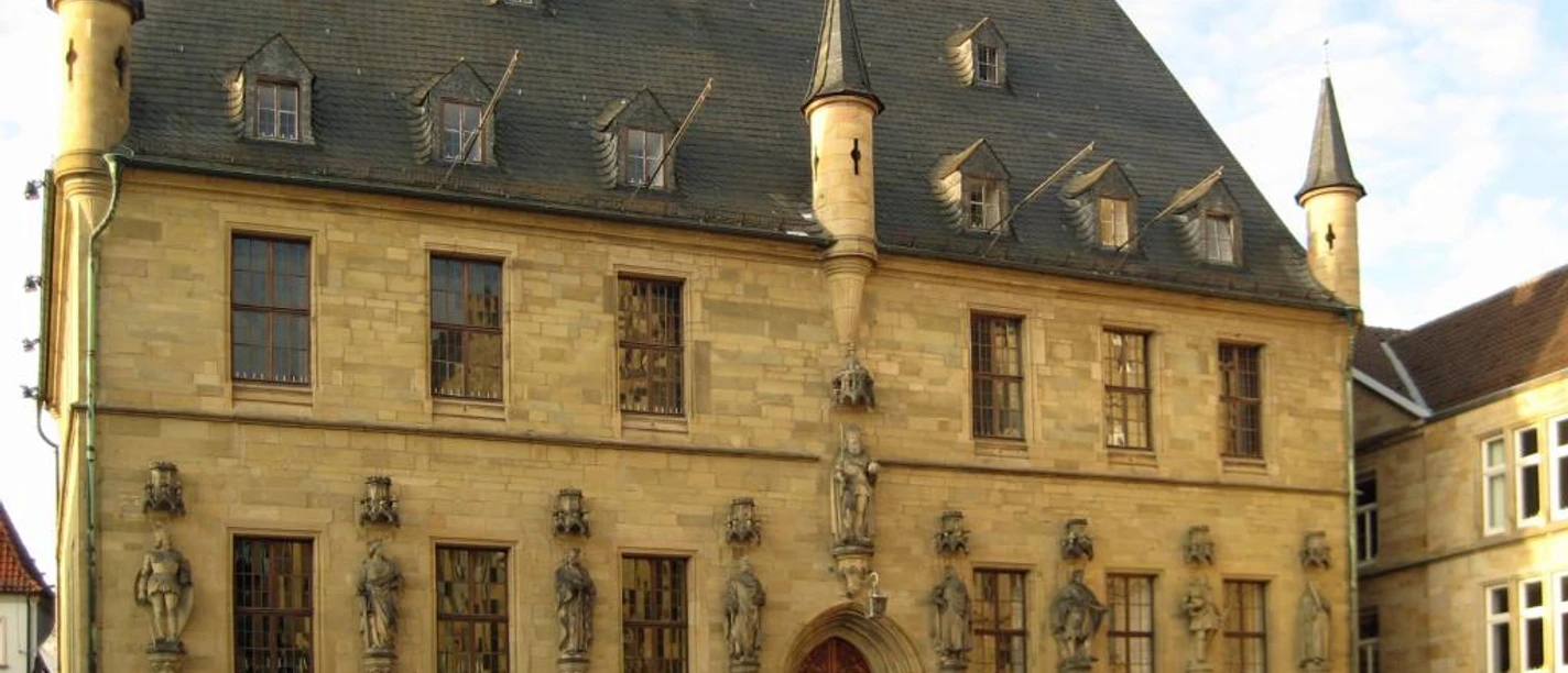 Rathaus Osnabrück Historisches Rathaus in Osnabrück mit Renaissancefassade, steinernen Figuren und markanten Türmchen.