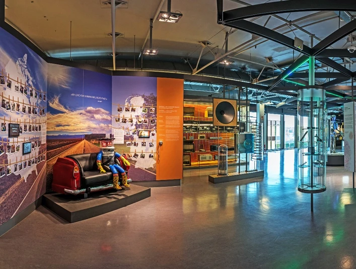 Heinz Nixdorf MuseumsForum - Ausstellung Ausstellungsbereich im Heinz Nixdorf MuseumsForum mit farbenfrohen Exponaten und interaktiven Elementen.