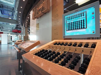 Heinz Nixdorf MuseumsForum – Abacus Abakus-Ausstellung im Heinz Nixdorf MuseumsForum, zeigt antike Rechenhilfen und interaktive Displays.
